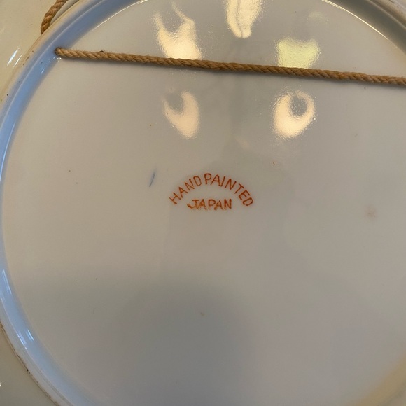 Vintage pair of wall hanging plates hand painted in Japan signed by artist - Picture 6 of 12